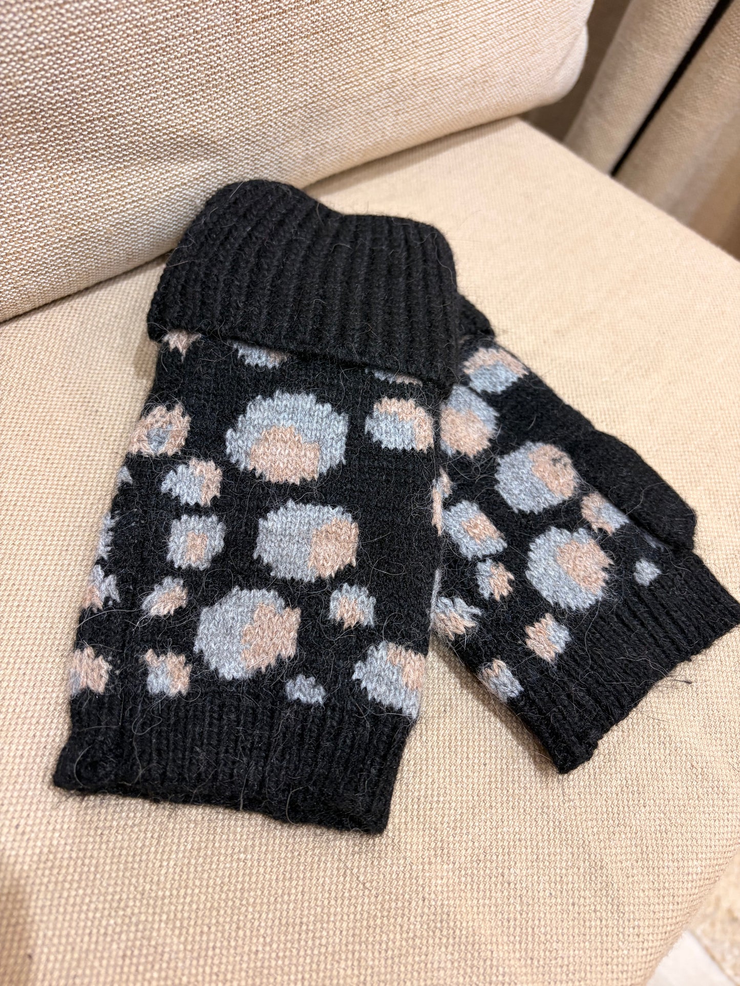 Leopard Fingerless Gloves - Black